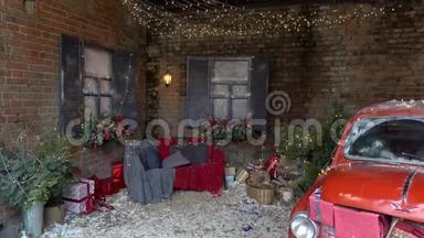 新年和神奇的圣诞节装饰外观复古红色汽车，有许多礼物和节日的新年灯